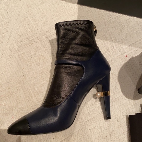 38.5 Chanel booties. Navy n black with pearl behind the heel - Picture 2 of 4